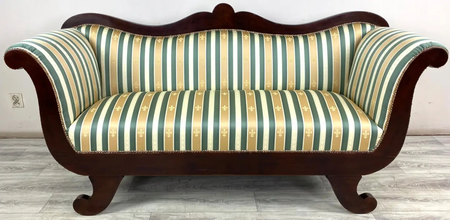 Kanapa biedermeier w pasiastym obiciu po renowacji